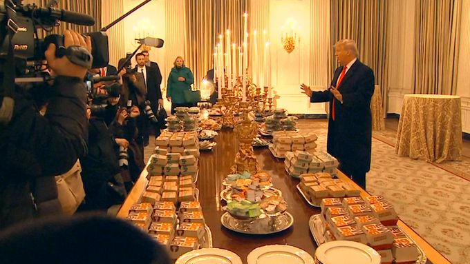 Donald Trump nabízel v Bílém domě hamburgry