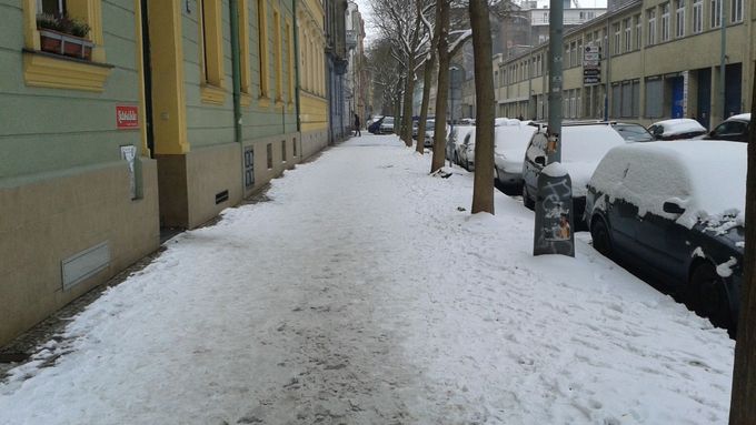 Taková typická, pražská, chodníková momentka. Sníh tu leží několik dní. Dokud neroztaje. (Foto z Prahy 7. ledna 2016.)
