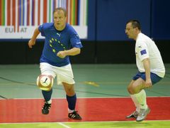 Rehn (vlevo) jako milovník fotbalu kope i za tým Evropské komise.