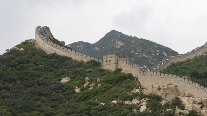 Velká čínská zeď má se všemi odbočkami téměř 9 tisíc kilometrů.
