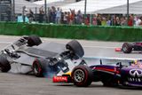 Kromě obou účastníků kolizi nejvíc "odskákal" Daniel Ricciardo, který se musel zeširoka vyhýbat havárii a rázem se propadl až na 15. pozici.