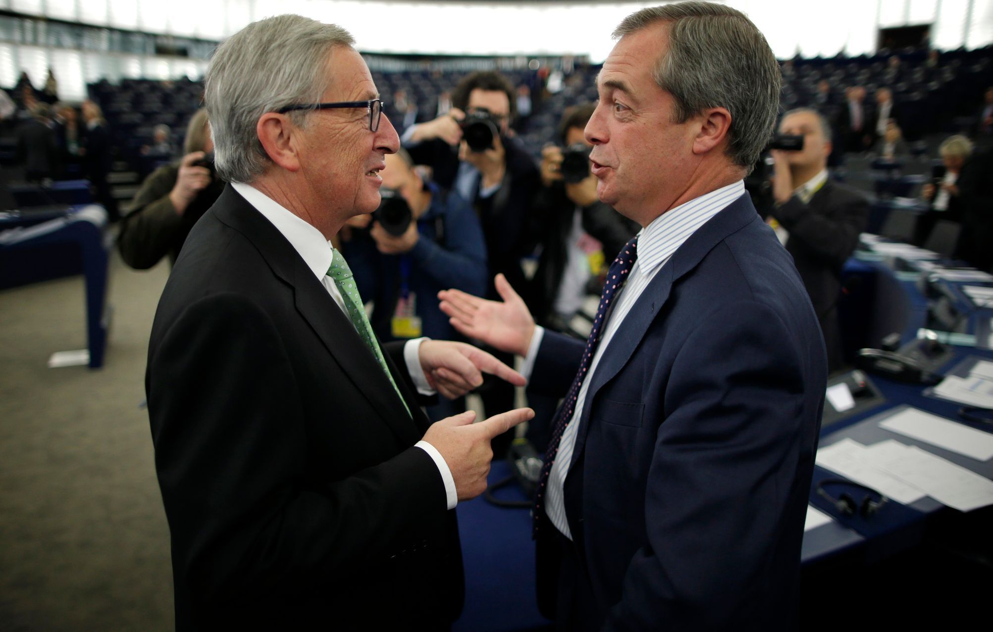 Jean-Claude Juncker hovoří s euroskeptikem Nigelem Faragem.