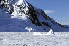 Tým českých vědců našel v Antarktidě dvě sopky. Pojmenoval je Zuzana a Dana