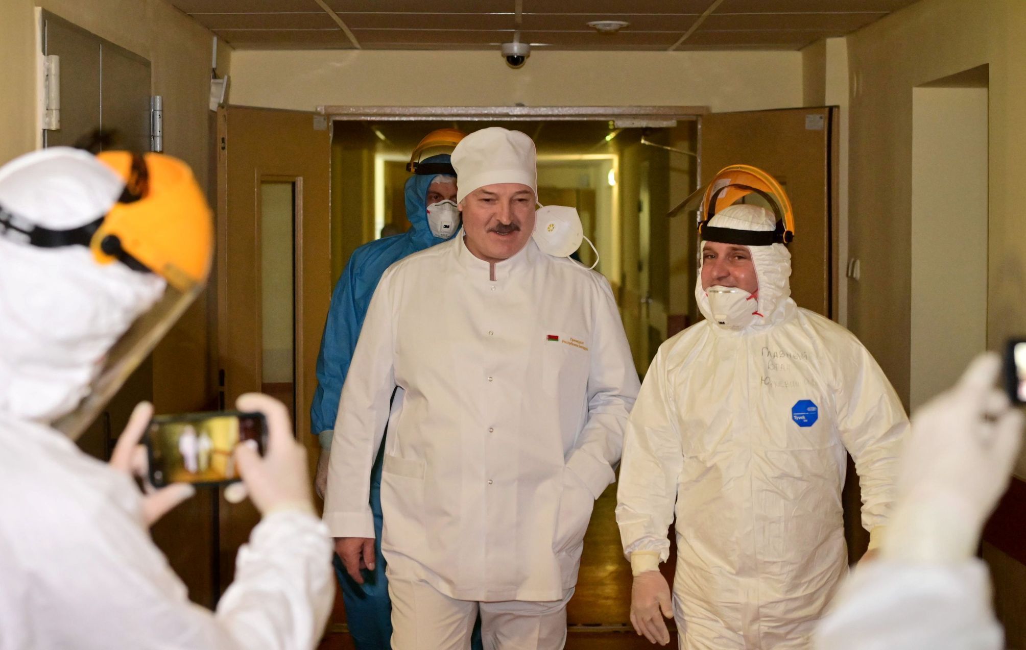 Alexandr Lukašenko na návštěvě nemocnice v Minsku.