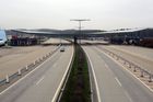 Hromadná nehoda zablokovala dálnici D5 na Prahu, jeden mrtvý