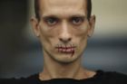 Nahý muž sám proti moci Kremlu. Pjotr Pavlenskij svlékl Putina donaha (Jeden svět)