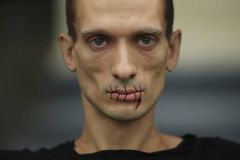 Nahý muž sám proti moci Kremlu. Pjotr Pavlenskij svlékl Putina donaha (Jeden svět)