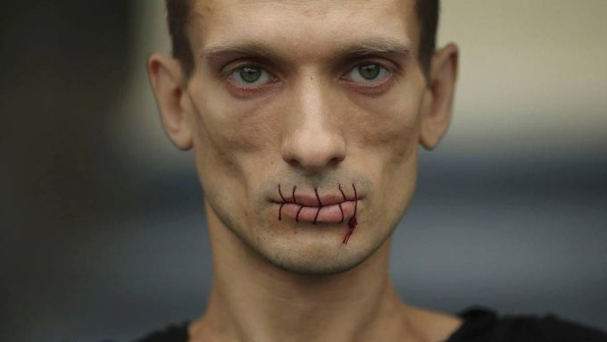Host Inspiračního fóra Petr Pavlenskij si v roce 2012 sešil rty na protest proti uvěznění ruské punkové skupiny Pussy Riot.