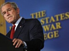 Popularita amerického prezidenta Bushe je na historickém minimu: 29%. Irák v tom hraje důležitou roli