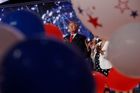 Trump v Clevelandu, obklopen balónky a slávou. A je dokonáno.