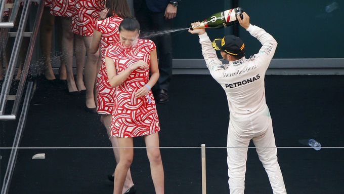 Prohlédněte si galerii z Velké ceny Číny formule 1, kterou suverénně vyhrál obhájce titulu Lewis Hamilton.