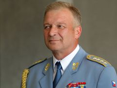 Generálministr obrany Vlastimil Picek původně nechtěl letouny CASA. Pak změkl. O gripeny stojí, vyjednává se Švédy.