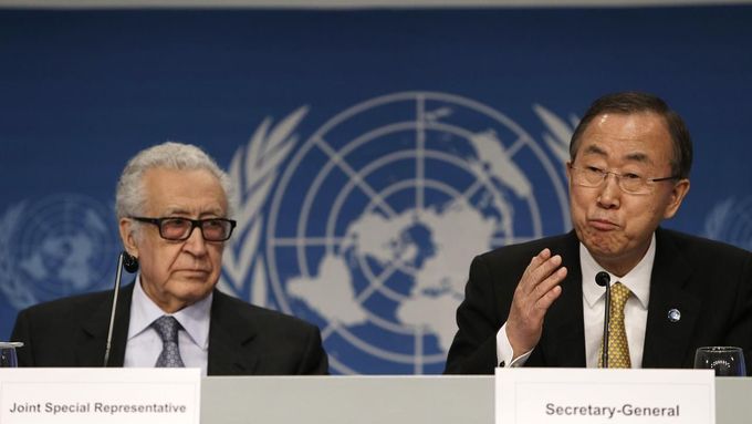 Lachdar Brahímí a generální tajemník OSN Pan Ki-mun na úvod jednání v Montreaux.