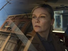 Hrdiny filmu Občanská válka čeká jen násilí. Kirsten Dunst hraje Lee.