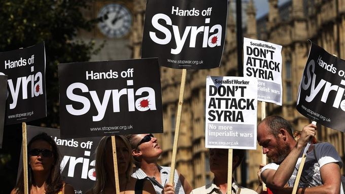 Demonstrace proti útoku na Sýrii před Dolní sněmovnou v Londýně.