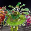 Pestrobarevná podívaná z prostředí brazilského karnevalu