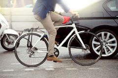 Komentář: Trest za nedodržení 1,5 metru při předjetí cyklisty? Bez řidičáku až na rok