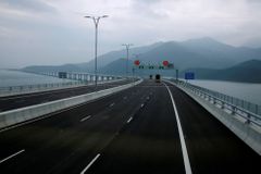Čína otevírá nejdelší most na světě. Obří stavba měří jako cesta z Prahy do Mělníka
