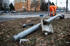 Bizarní nehoda na Slovensku. Šéf vládní strany emotivně vysvětlil zničení semaforu