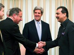 Senátor Kerry (uprostřed) a pákistánský premiér Gilání (vpravo) při středečním setkání