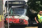 Linkový autobus v Praze po nehodě narazil do budovy statistického úřadu. Několik lidí je zraněných