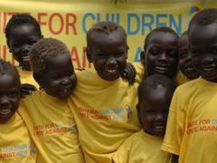 Děti v tričkách s nápisem "Společně pro děti, společně proti AIDS" navštívily v městě Juba na jihu Súdánu místní velvyslance celosvětové kampaně proti AIDS.