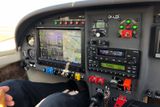 Pracoviště pilota OK-LEX. LCD monitor nahrazuje klasické přístroje. Zobrazuje polohu letadla, okolní provoz, výšku okolního terénu, trasu letadla, horizont, výšku, rychlost a další potřebné údaje.