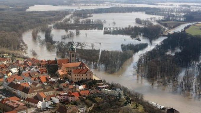 Při povodních v roce 2006 byly pozemky pod vodou.