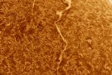 Eduardo Schaberger Poupeau: Sluneční otazník. Fotografie Slunce s výrazným filamentem ve tvaru otazníku. Sluneční filamenty jsou oblouky plazmatu v atmosféře Slunce, kterým magnetické pole dává tvar. Vítězný snímek v kategorii Naše Slunce.