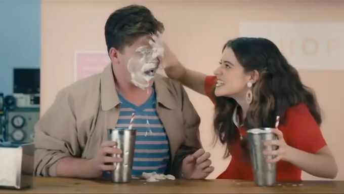 Jedna z nejpropíranějších scén kampaně: Dívka rozmaže svému příteli po obličeji mléčný koktejl