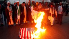 Pálení vlajky USA v Pákistánu - protest proti Jeruzalému