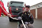 Rekordy Tatry: Sjela obří překážku, šestikolový náklaďák táhl na laně vozíčkář i svalnatá policistka