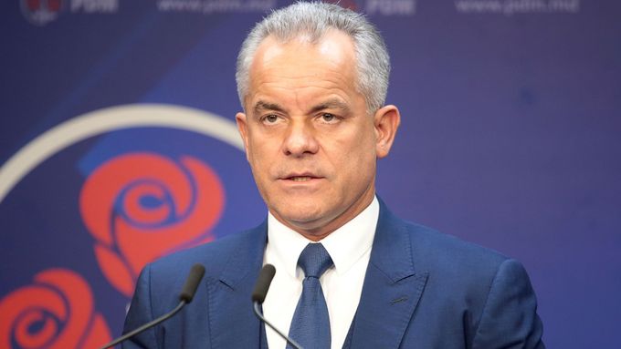 Předseda demokratické strany Vlado Plahotniuk sděluje rozhodnutí odstoupit.