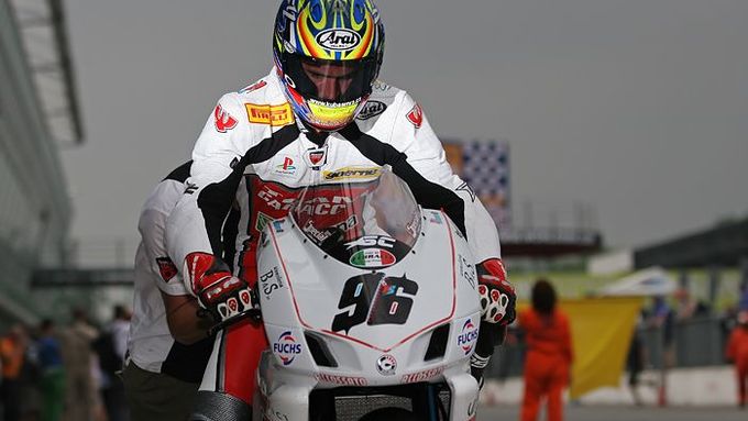 Jakub Smrž (Ducati 999 F05) vyjíždí z boxů do ranního warm-upu.