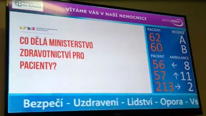 Ministr zdravotnictví Svatopluk Němeček reaguje na kritiku oponentů placenými inzeráty. Reklamu pouští pacientům ve státních nemocnicích.