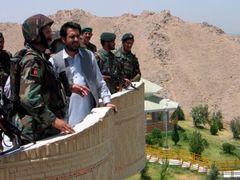 Kandahárský guvernér Assadulláh Chalíd se seznamuje se situací v Arghandábu