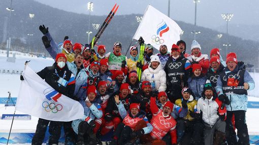 Radost ruských běžců na lyžích z vítězství ve štafetě na ZOH 2022.
