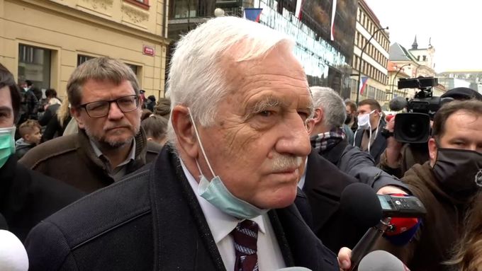 Prezident Václav Klaus 17. listopadu s nenasazenou rouškou.