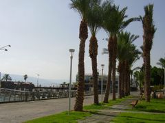 Turisty vyhledávaná promenáda na břehu Galilejského jezera zeje prázdnotou.