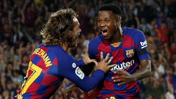 Šestnáctiletý útočník Barcelony Anssumane Fati slaví svůj gól do sítě Valencie, s gratulací spěchá Antoine Griezmann