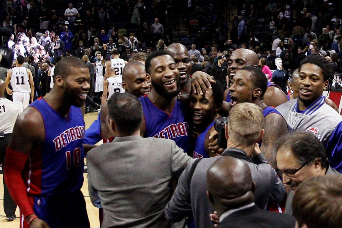 Detroit Pistons a Brandon Jennings slaví vítězný koš v poslední sekundě