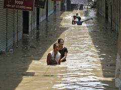 Zaplavená ulice v Novém Dillí, hlavním městě Indie