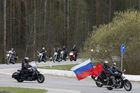 Motorkáři z ruského klubu Noční vlci navštívili Osvětim, památku obětí války uctili i v Brně