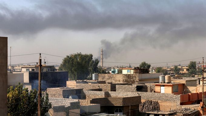 V okolí Mosulu na severu Iráku Kurdové bojují s iráckou armádou proti organizaci Islámský stát.