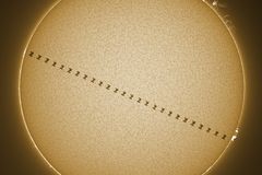 Přelet ISS přes Slunce. Astrofotka měsíce zachytila jev, který netrval ani sekundu