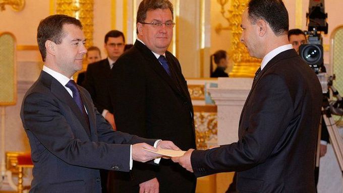 Velvyslanec Palestiny v Moskvě, Fajed Mustafa, předává pověřovací listiny ruskému prezidentu Dmitriji Medveděvovi.