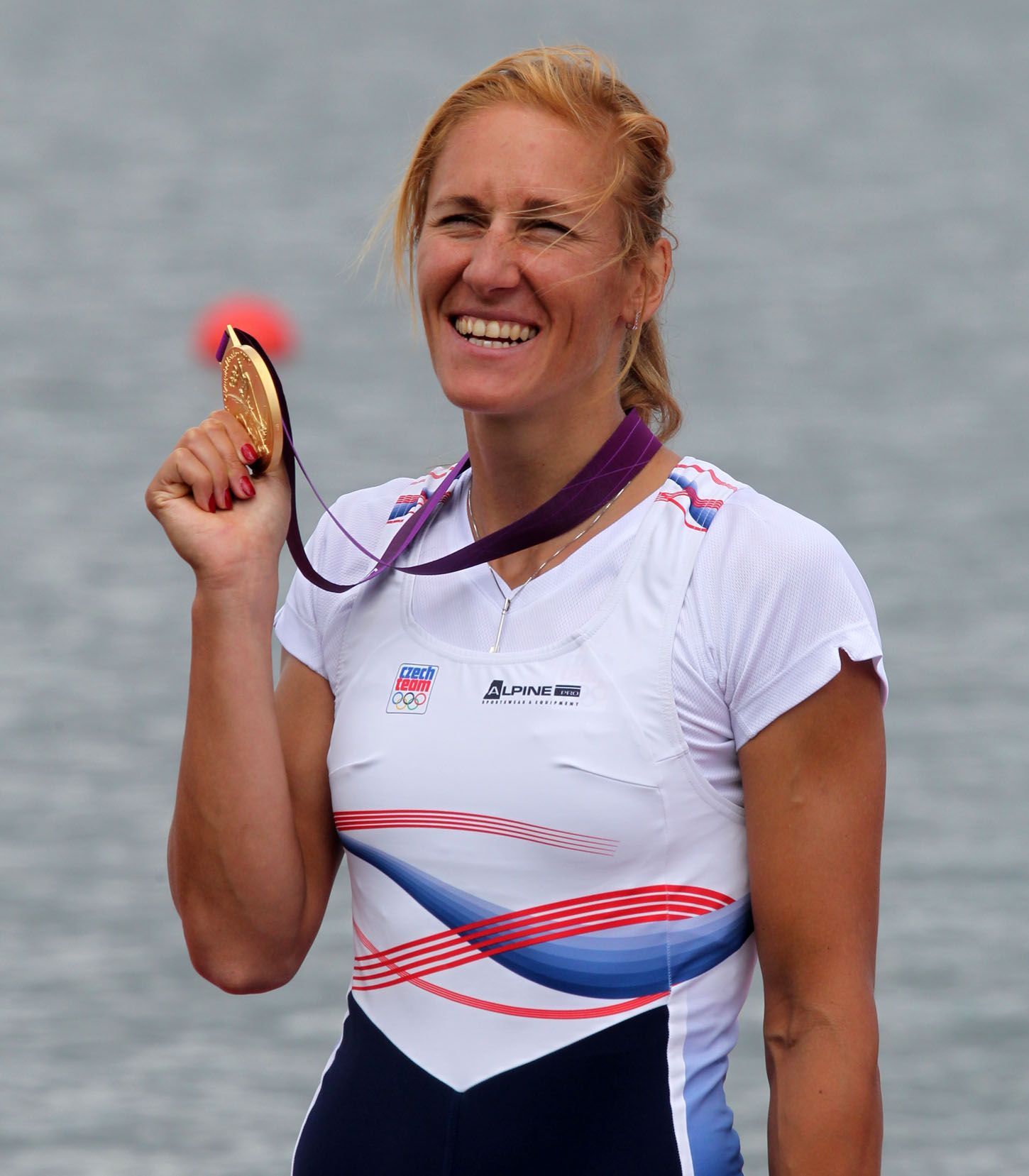 Česká veslařka Miroslava Knapková slaví zlatou medaili na OH 2012 v Londýně.