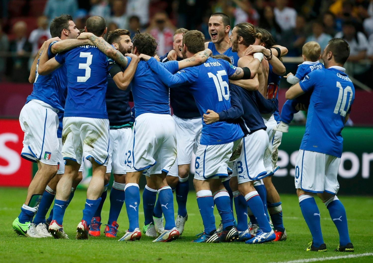 Italští fotbalisté slaví vítězství v semifinálovém utkání Eura 2012 s Německem.