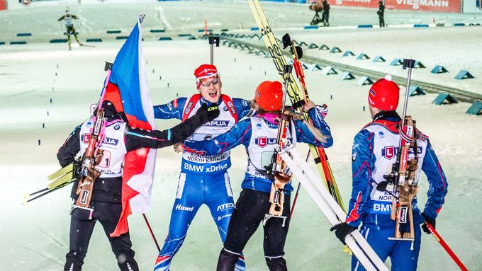 Prohlédněte si galerii ze senzačního vítězství české smíšené štafety hned v prvním závodě na biatlonovém MS v Kontiolahti.