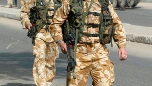 Británie stáhne na jaře 800 svých vojáků z Iráku. Tvrdí ale, že to ještě není začátek definitivního stahování celkem 8000 vojáků, které v této zemi rozmístila